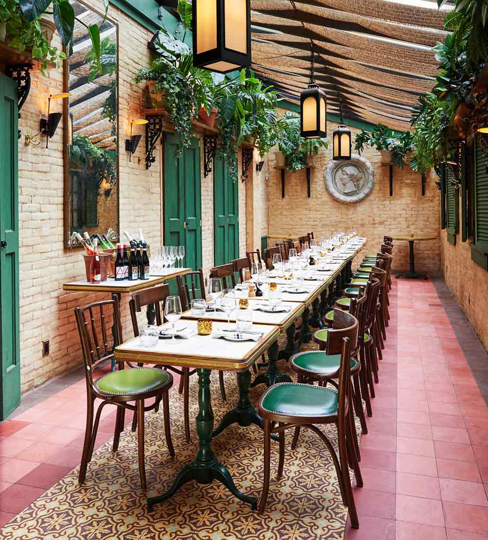 Solarium one long table.
